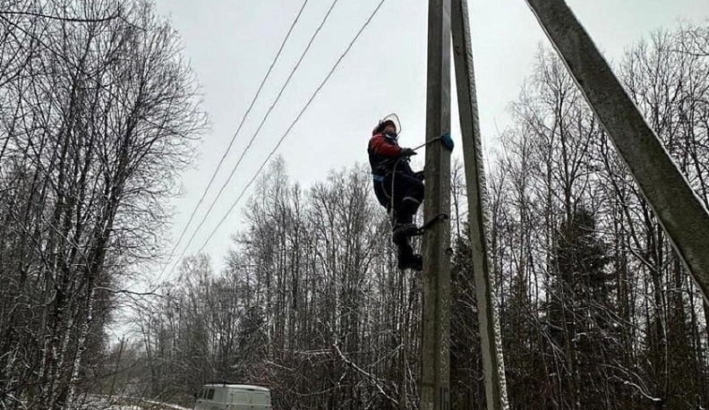 В Спас-Деменском районе энергетики меняют опоры в шести сельских поселениях после циклона