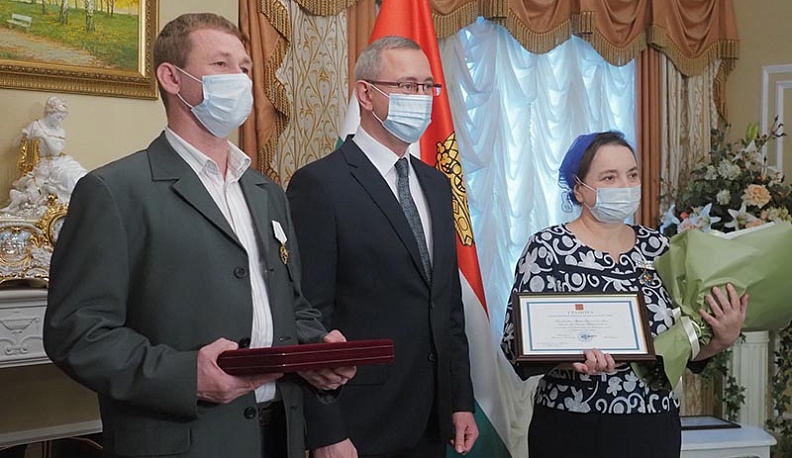 Владислав Шапша вручил многодетным семьям ордена «Родительская слава»