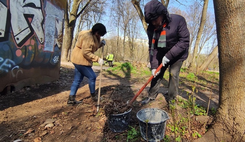 Сотрудники ИД «Калужские губернские ведомости» навели порядок вокруг Дома Печати