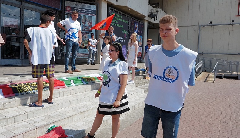 У кинотеатра «Центральный» развернули флаг Калужской области