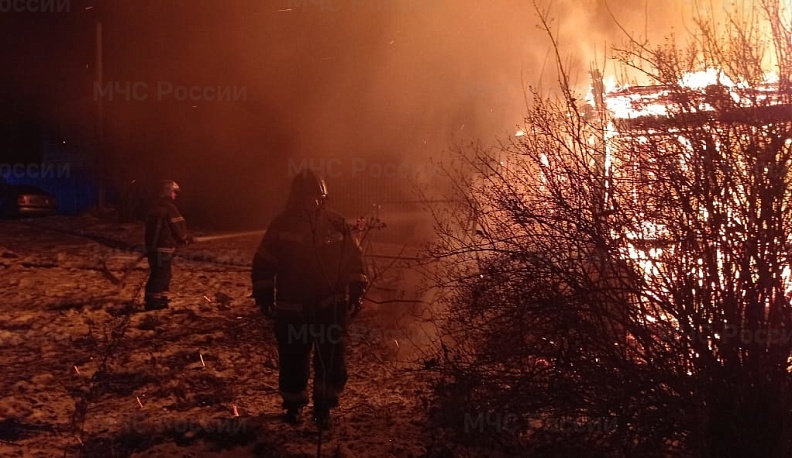 В Жуковском районе сгорел деревянный дом