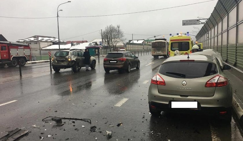 Два «Рено» не поделили дорогу во Мстихино