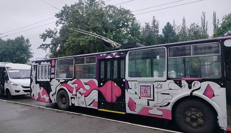 В Калуге запустили второй троллейбус с граффити