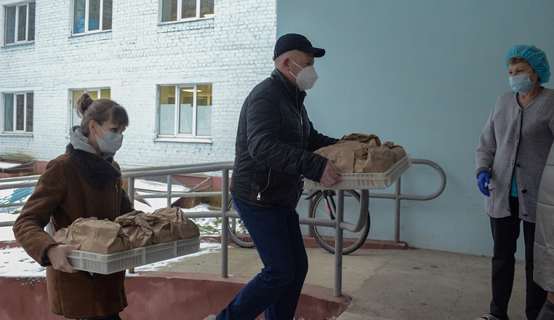 Калужские депутаты доставили горячее питание врачам ковидного отделения областной больницы