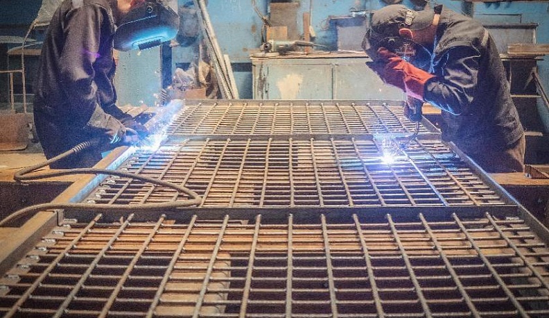 РАБОТА КИПИТ ЗА СТАЛЬНЫМИ ВОРОТАМИ