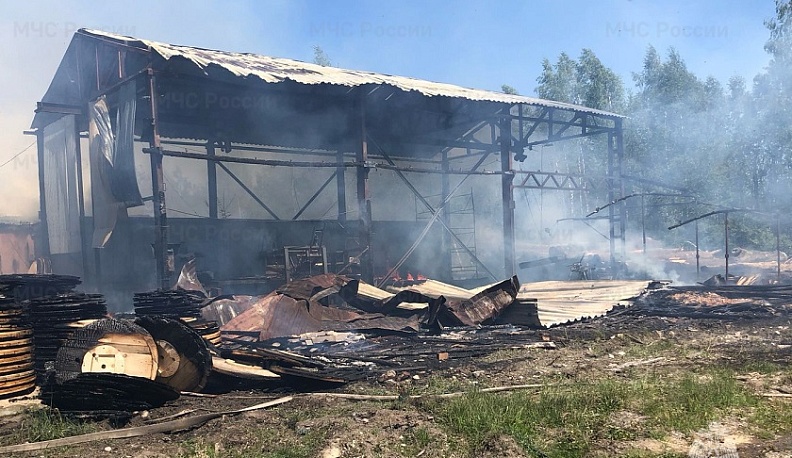 В Калужской области сгорел ангар по переработке древесины