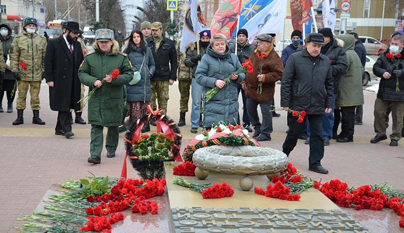 В Калуге общественники почтили память неизвестного солдата