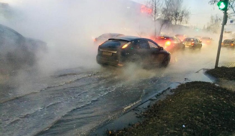На окраине Калуги прорвало водопроводную трубу
