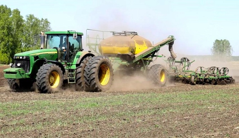 Механизаторы Калужской области используют каждый погожий день в поле