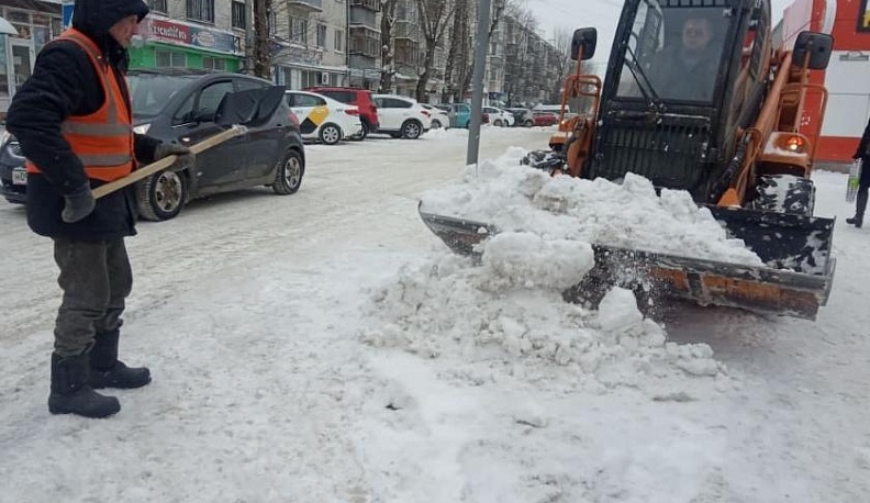 С рассвета на уборке улиц Калуги от снега задействовано 140 рабочих