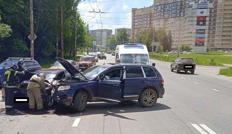 При столкновении двух иномарок в Калуге на улице Московской пострадал человек