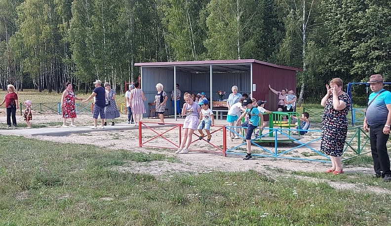 В Людиновском районе торжественно открыли новую площадку для игр и отдыха