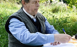 Писатель и краевед Юрий Холопов за работой на литературном пленэре