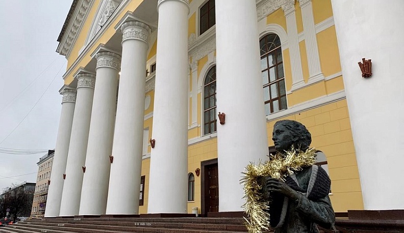 Актеры калужского драмтеатра приглашают на спектакли при наличии QR-кодов