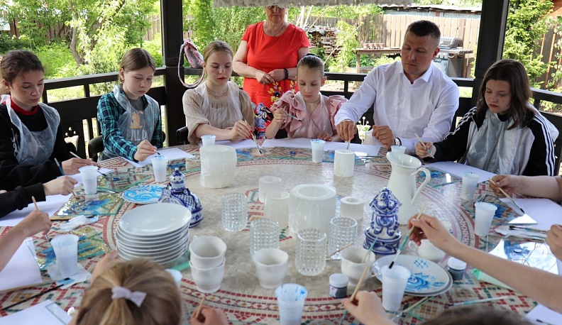 В Тарусе в Саду Ракицкого дети рисовали гжель