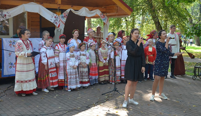 В парке культуры и отдыха Калуги выступают воспитанники детских школ искусств
