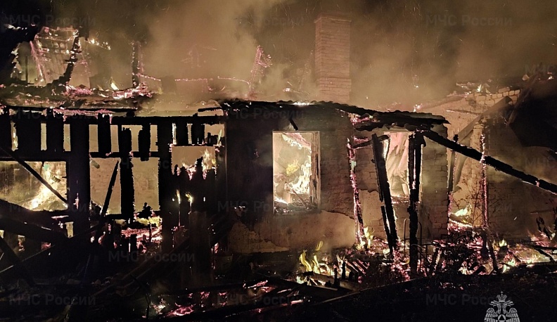 В Людинове сгорел деревянный дом