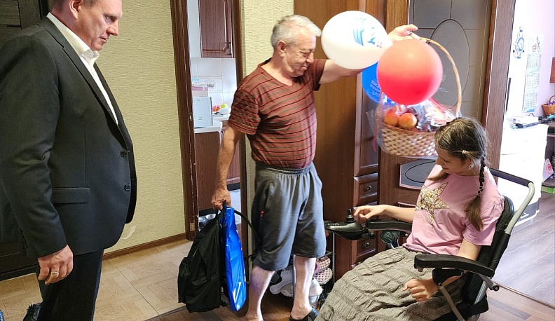 Геннадий Новосельцев помог воспитанницам центра «Лидер» подготовиться к началу учебного года