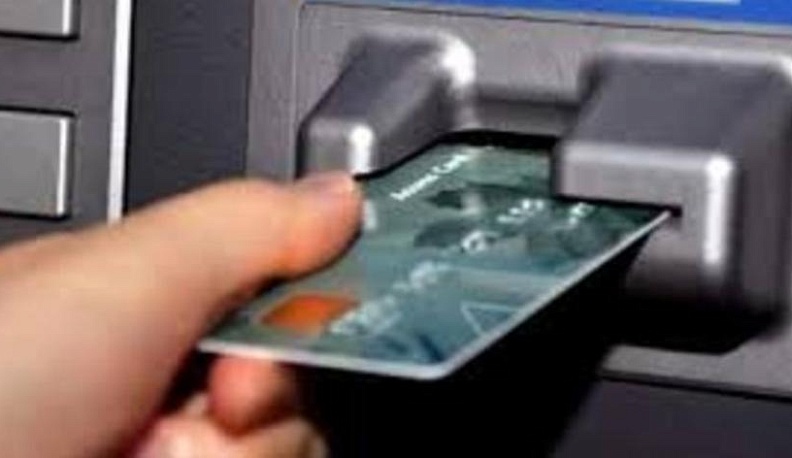 Со счета доверчивой калужанки списали 100 тысяч рублей