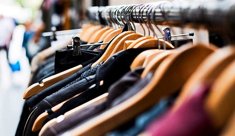 В Обнинске мужчина примерил куртку и вышел с ней из магазина