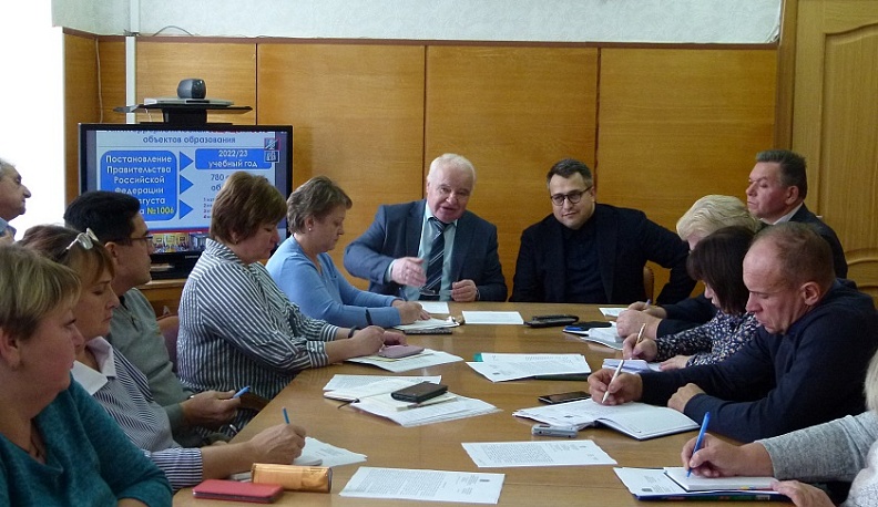 Председатель областной избирательной комиссии Александр Буков посетил Износковский район