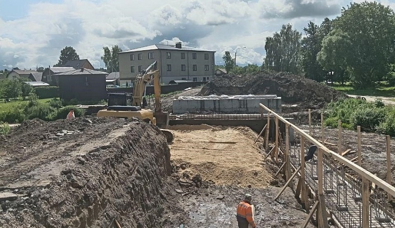 Ремонт моста через реку Клютому продолжается