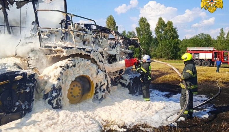 В Калужской области посреди поля загорелся комбайн