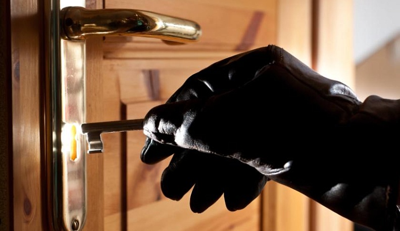 Рецидивист обокрал десять домов, открыв ключами из-под коврика