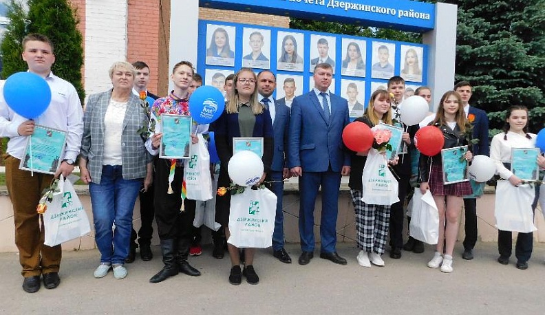 В День защиты детей в Кондрове состоялось открытие обновленной детской Доски почета