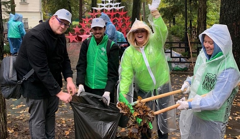 В Обнинске провели субботник у мемориала «Журавли»