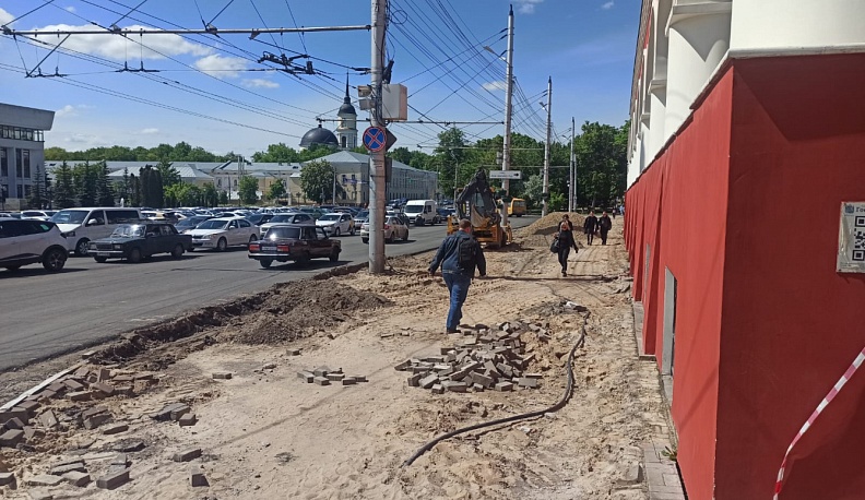 В Калуге начали укладывать асфальт на площади Старый Торг