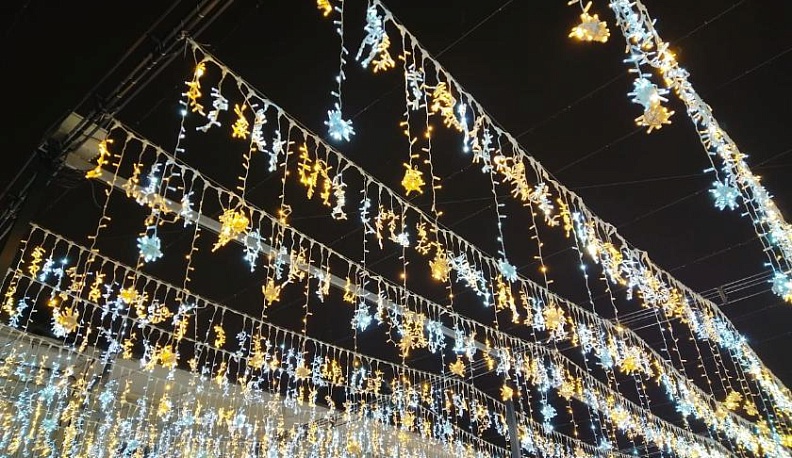 В Калуге над Театральной улицей смонтировали звездное небо