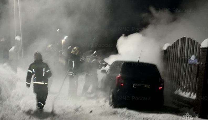В Калуге пожарные потушили загоревшуюся машину